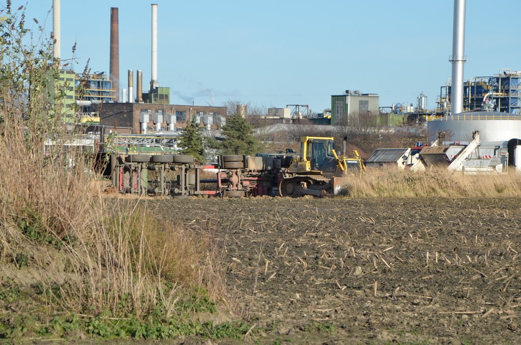 LKW umgestuerzt Kieswerk Harry Kloepferstr Im Feldrain P57.JPG